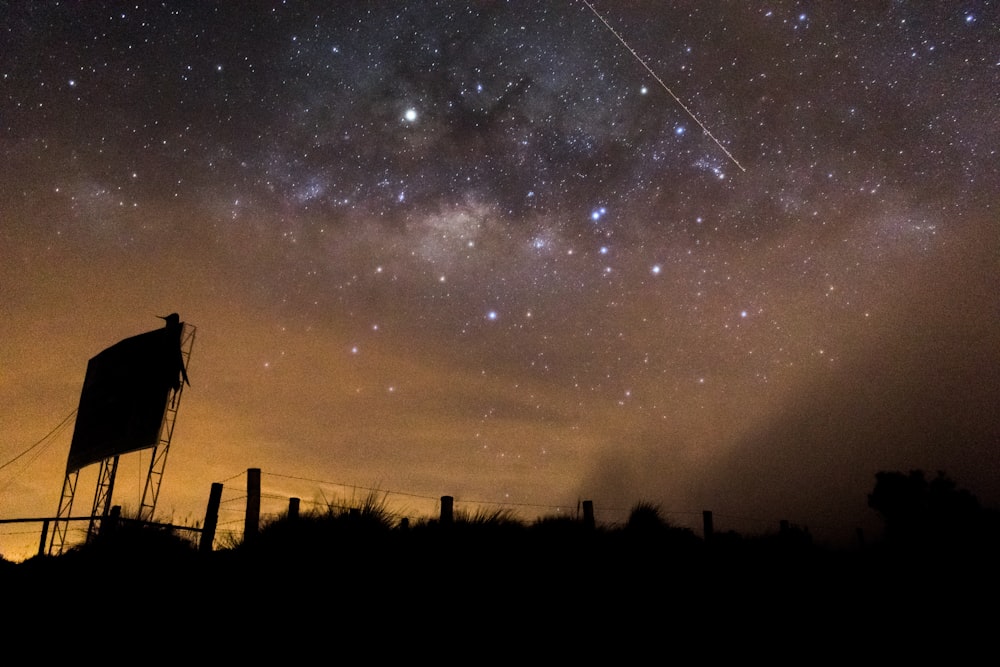 Silueta del letrero durante la hora dorada