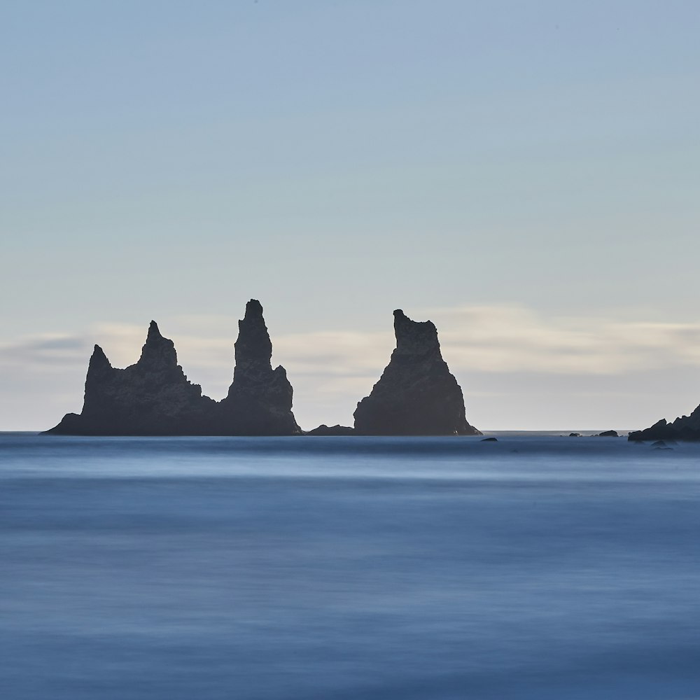 Silhouette einer Felsformation auf dem Meer