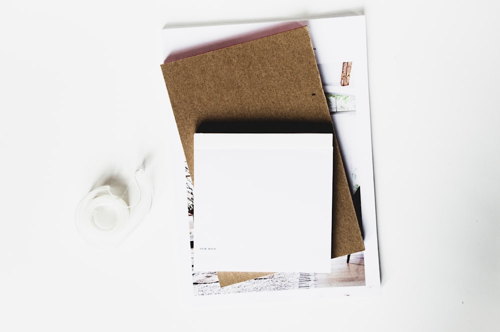 papel blanco de impresora sobre cartón corcho