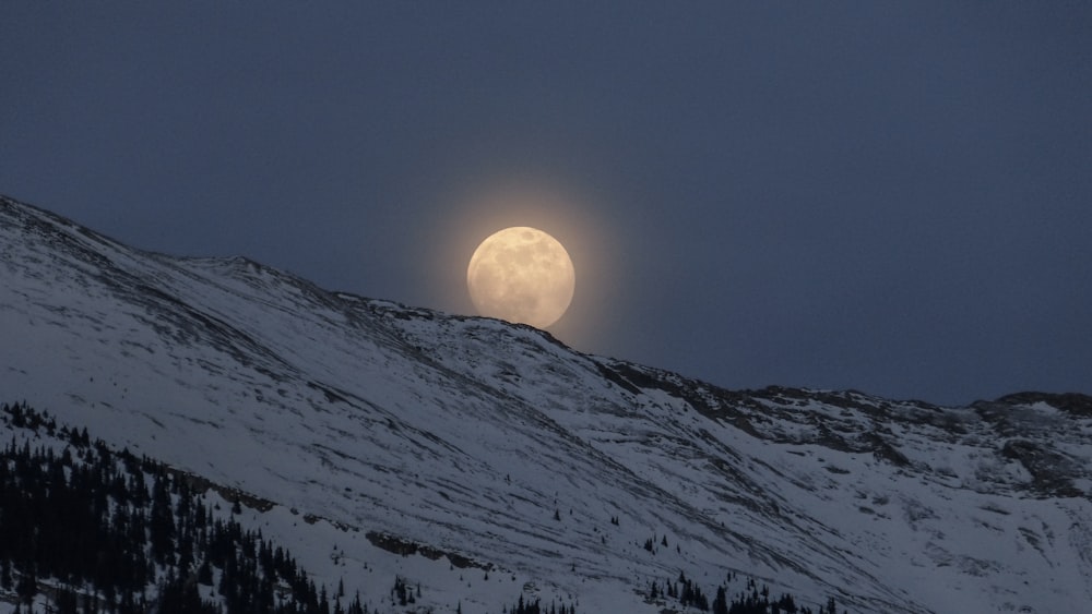 Alpes montañosos bajo la luna llena