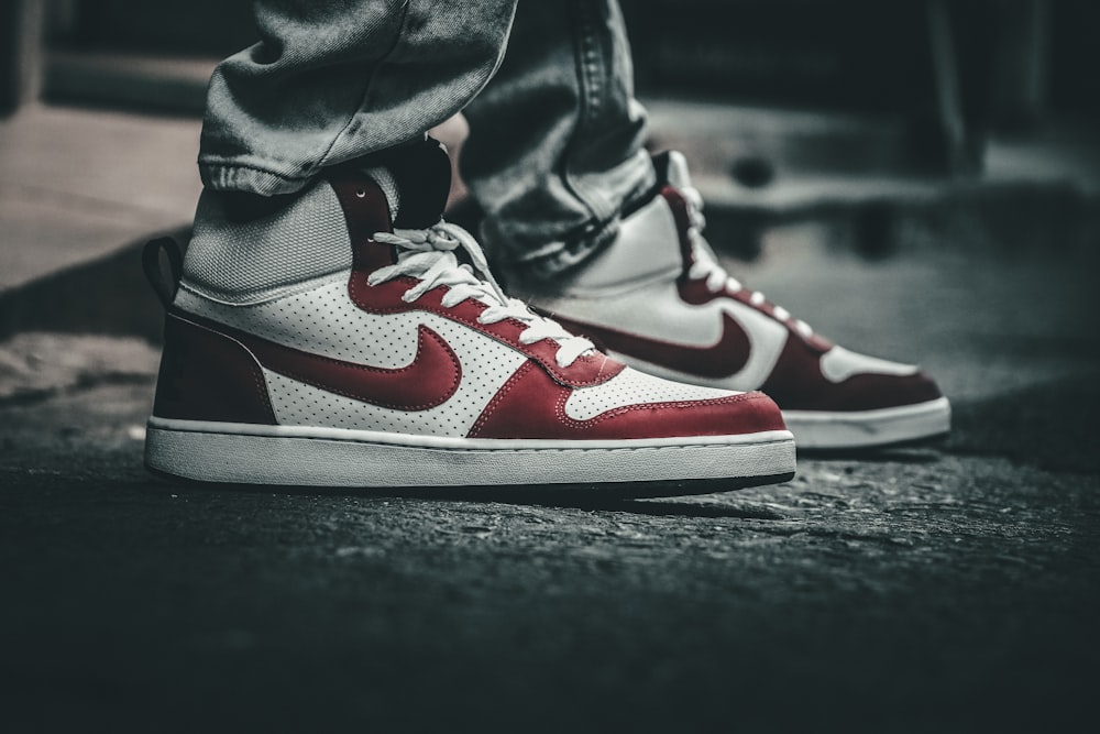 Foto Persona con un par de zapatillas altas Nike blancas y rojas – Imagen  Udaipur gratis en Unsplash