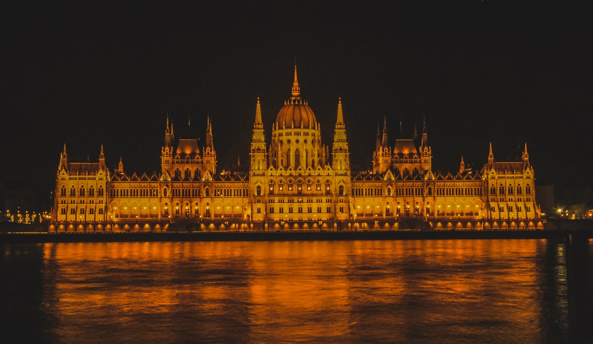 Parlamento de Budapeste à noite refletido no Danúbio