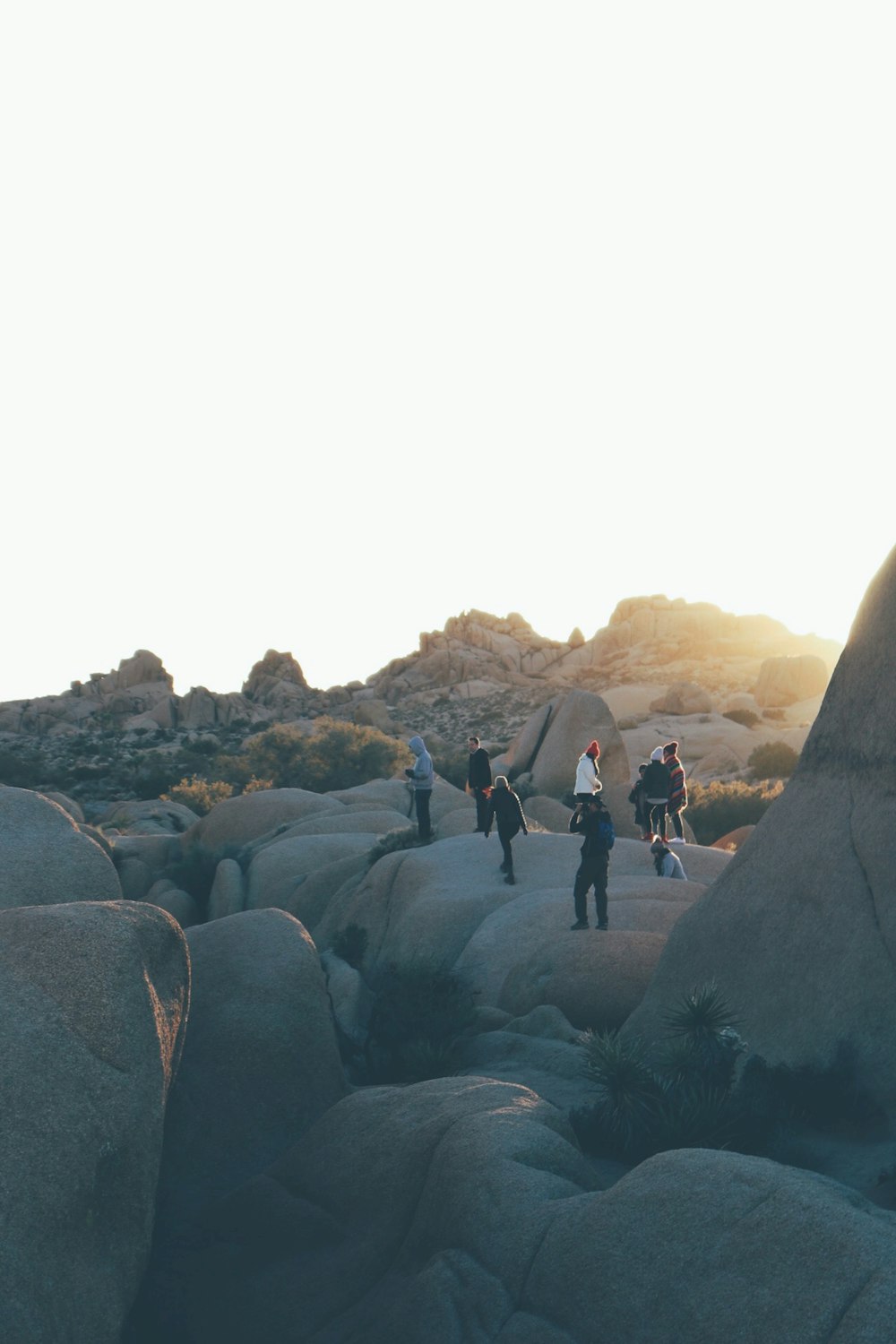Personas de pie en formaciones rocosas durante el día