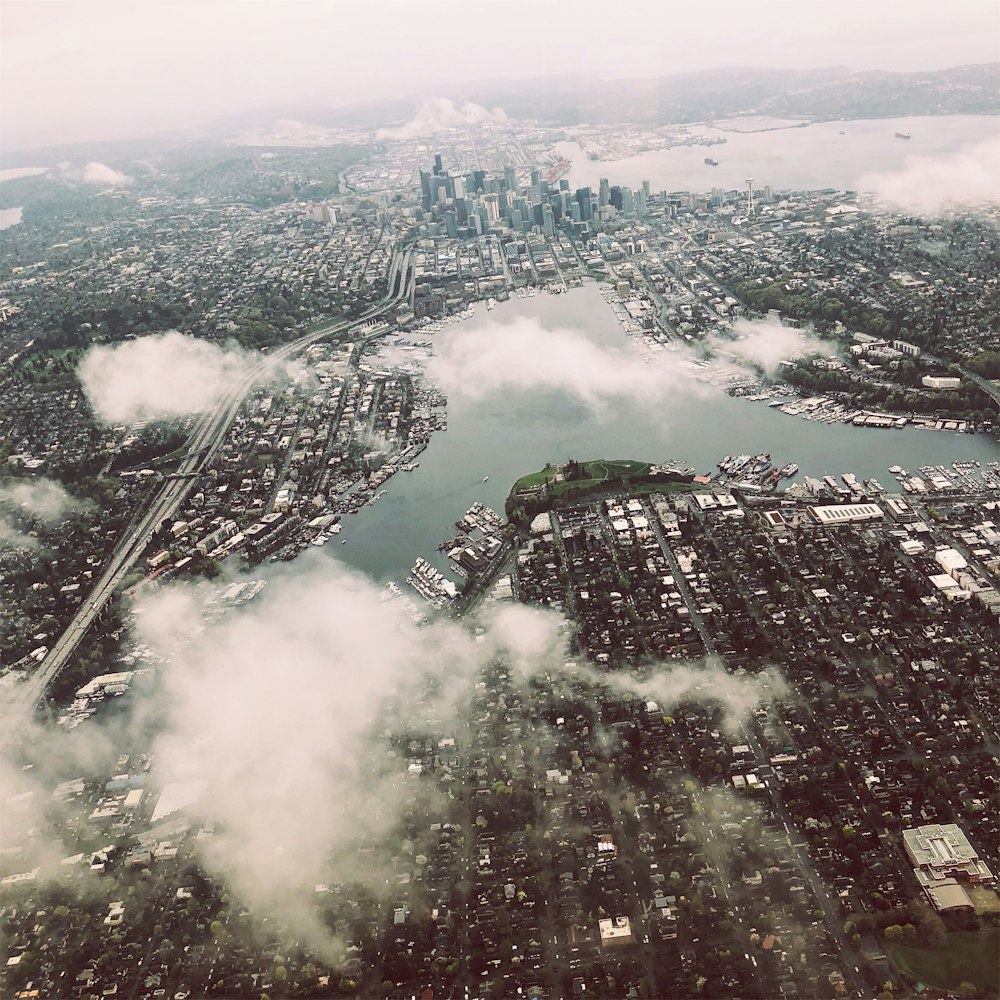 Fotografía aérea de la ciudad durante el día