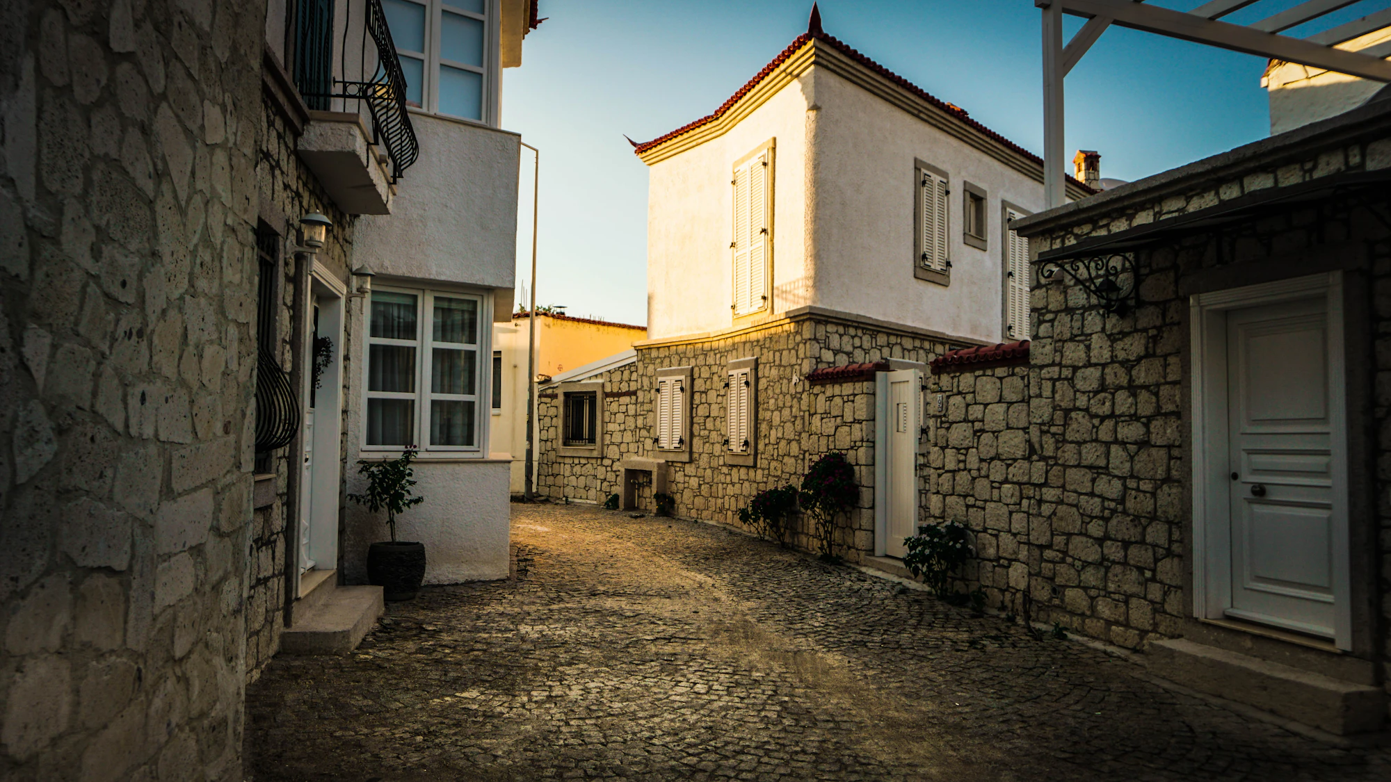 A narrow lane between stone houses in Alaçatı