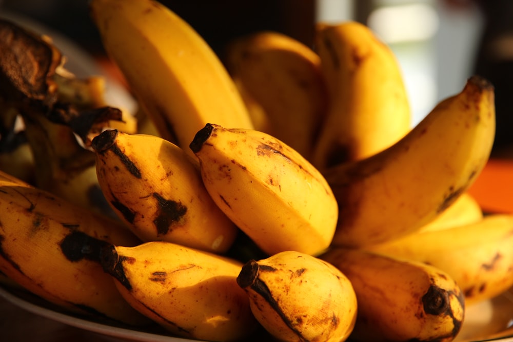 Fotografia de foco seletivo de bananas rasgadas