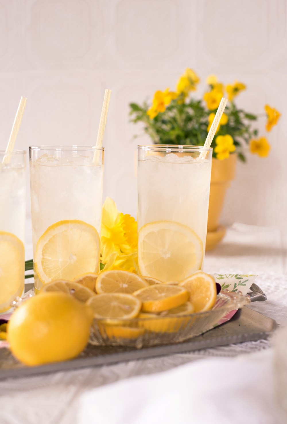citron tranché à côté de deux verres à boire transparents