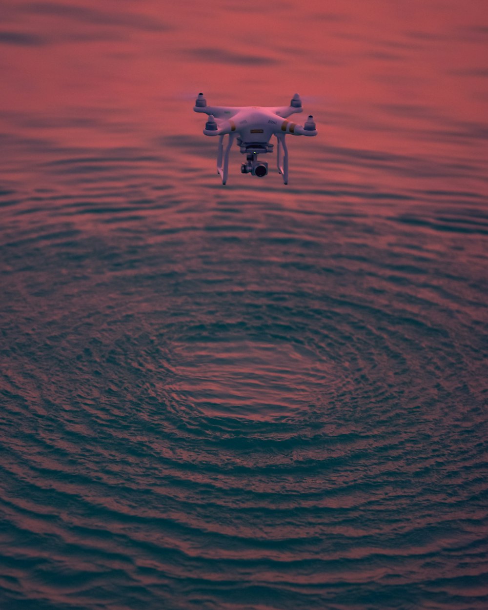 DJI Phantom Pro amarillo sobre el agua durante la hora dorada