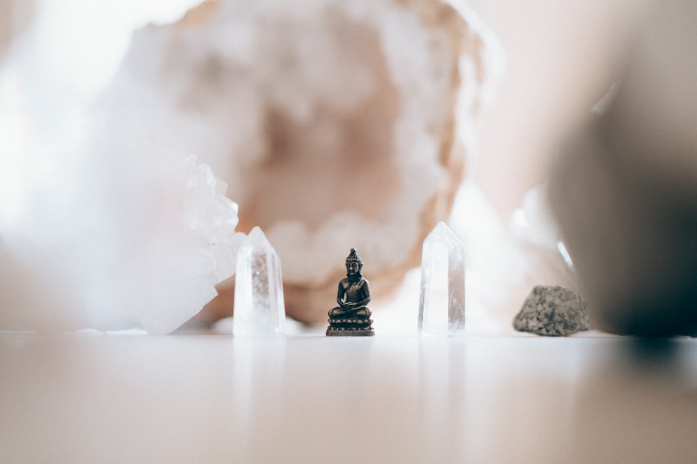 Makrofotografie der schwarzen Keramik Gautama Buddha Miniatur