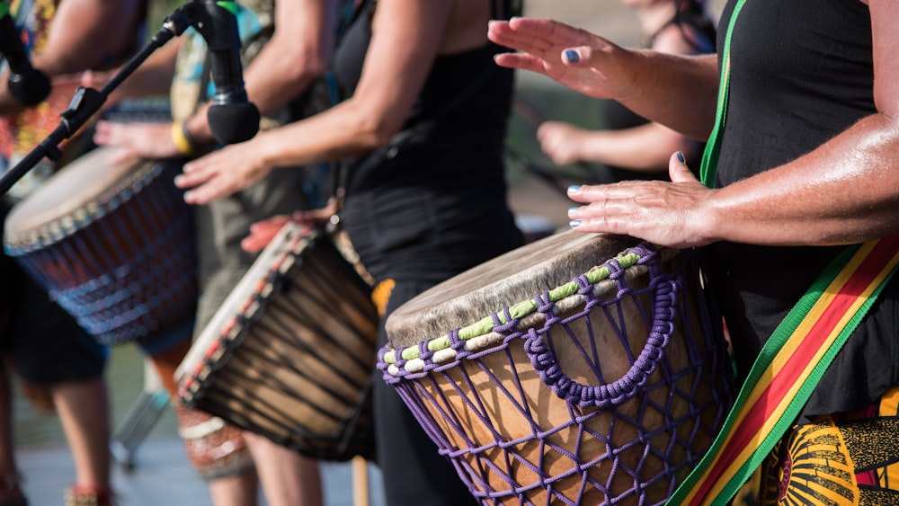 pessoas tocando tambores de cálice durante o dia