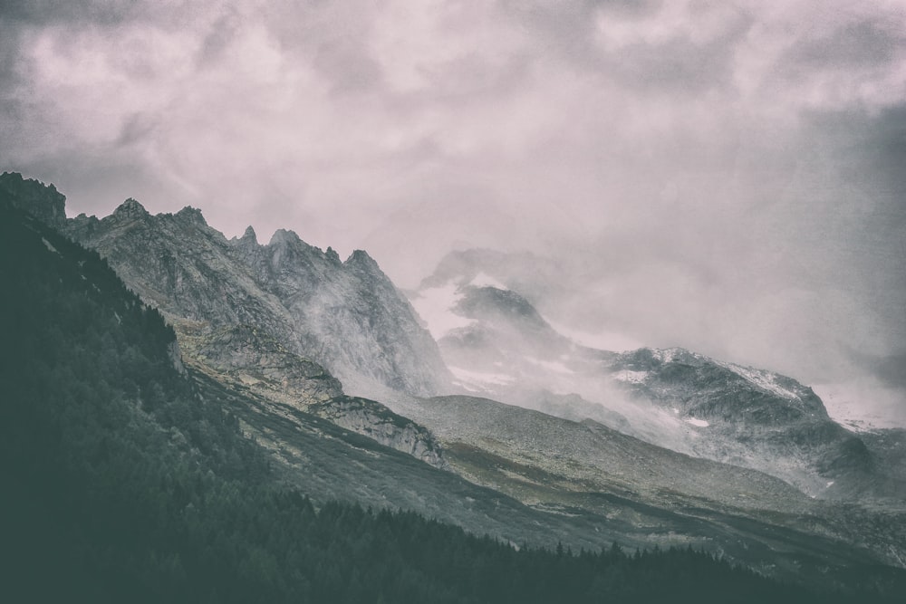 Szenerie der mit Nebel bedeckten Berge