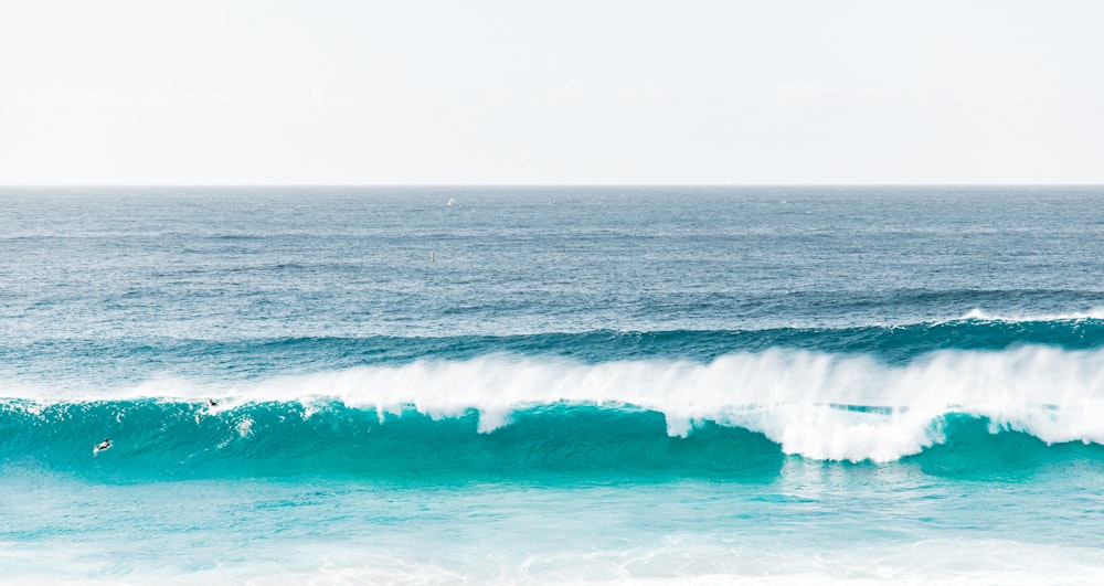 Leute, die tagsüber surfen