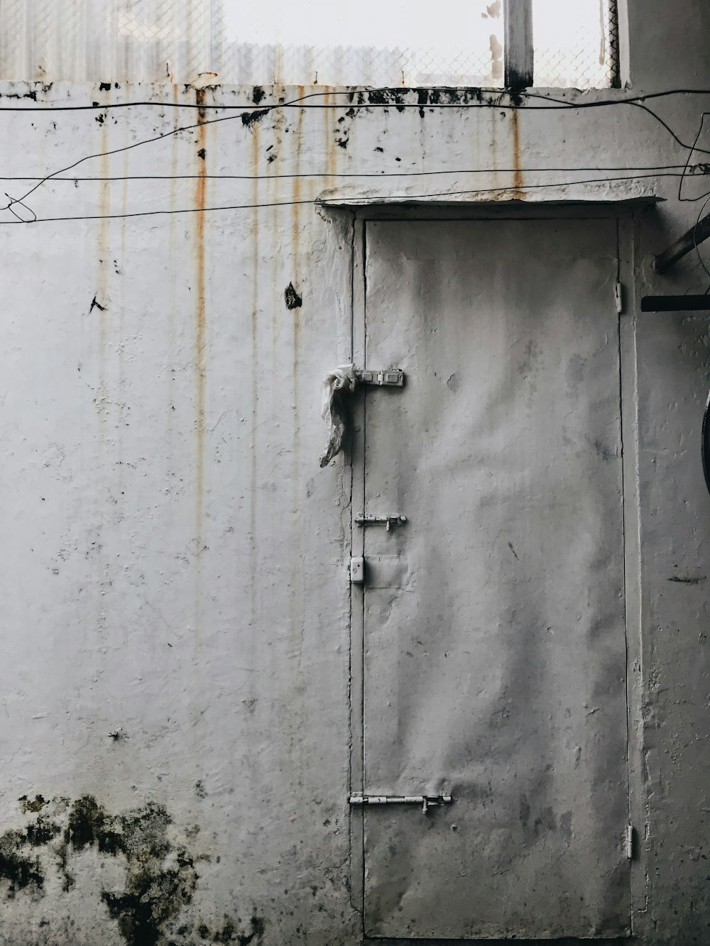 회색 문과 회색 페인트 벽