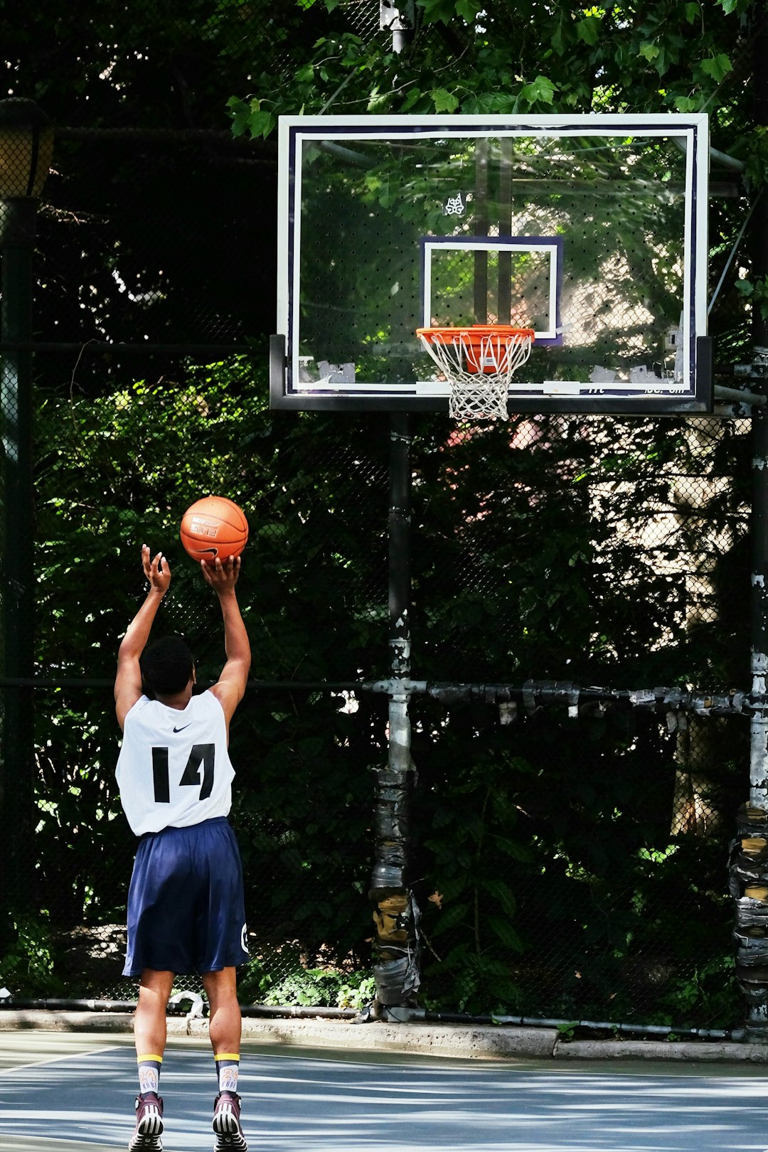 在篮球场上灌篮的男子45817_篮球_体育类_图库壁纸_68Design