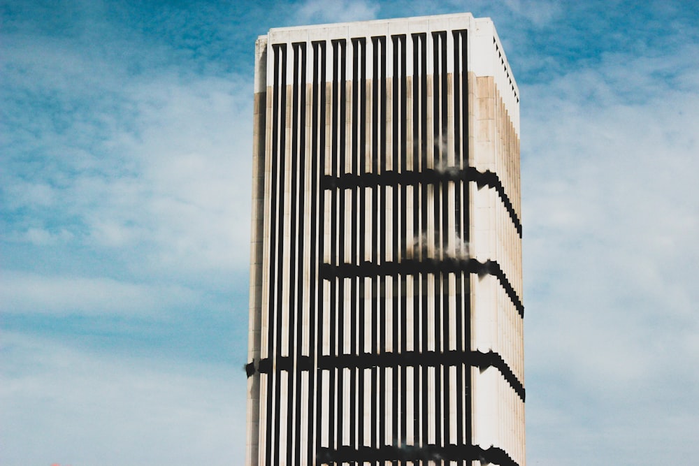 Bâtiment en béton blanc