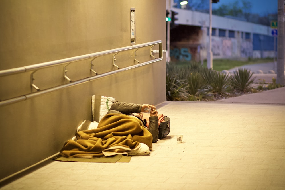 textil debajo de los ganchos montados en la pared