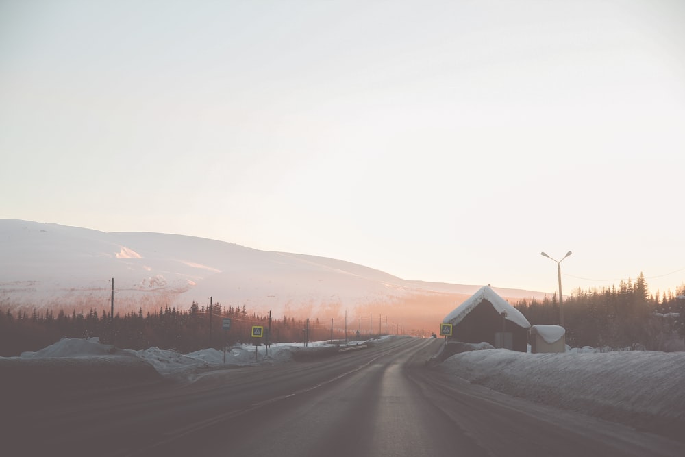 空の道路の風景写真