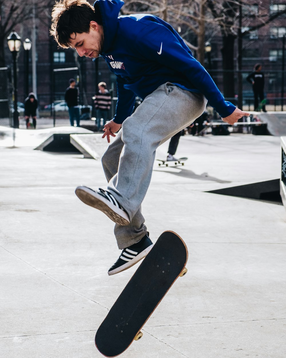 スケートボードをする男