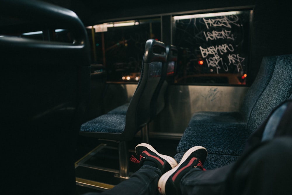 Foto de una persona sentada dentro del autobús