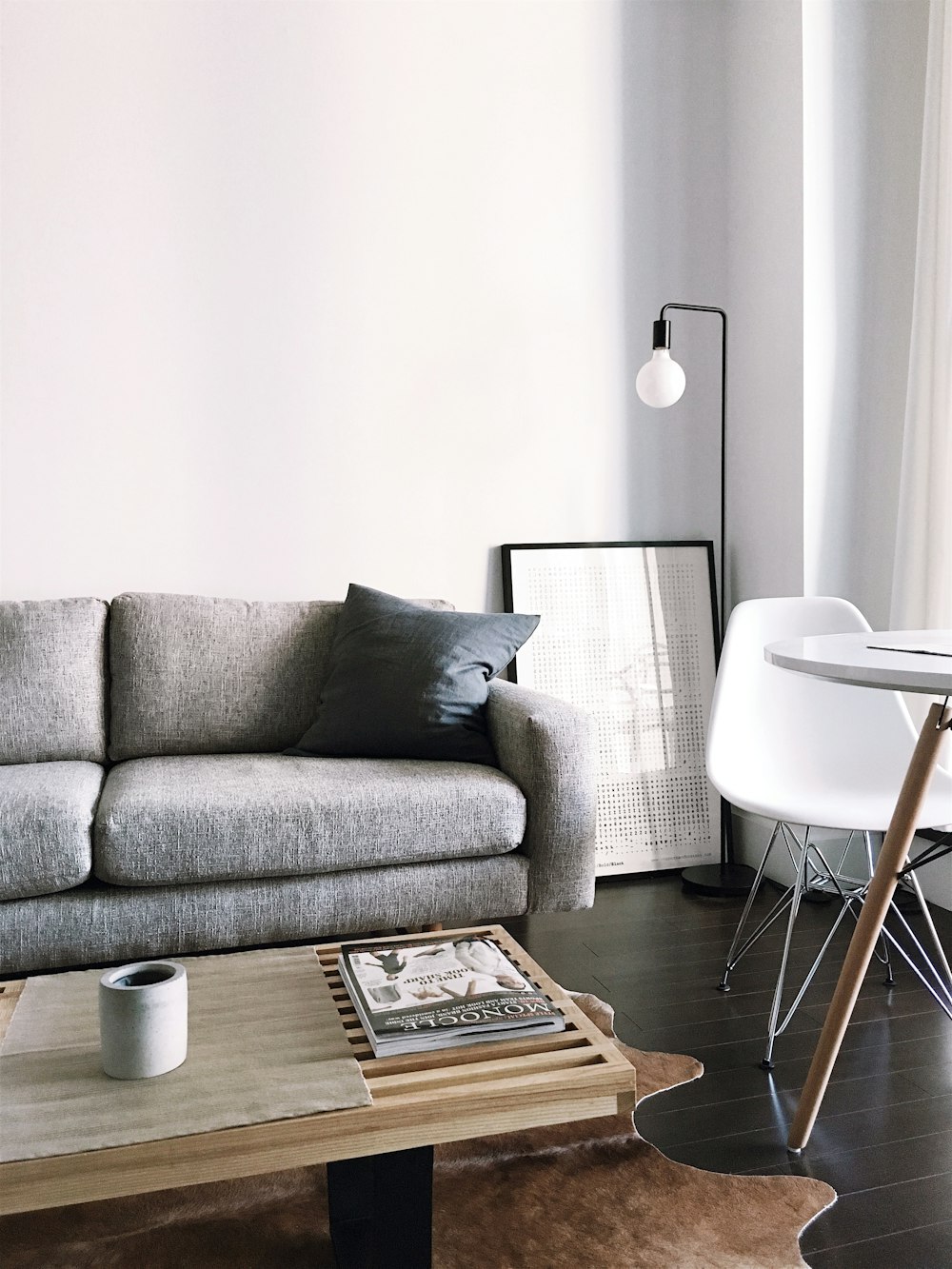 Table centrale en bois marron à l’intérieur de la chambre