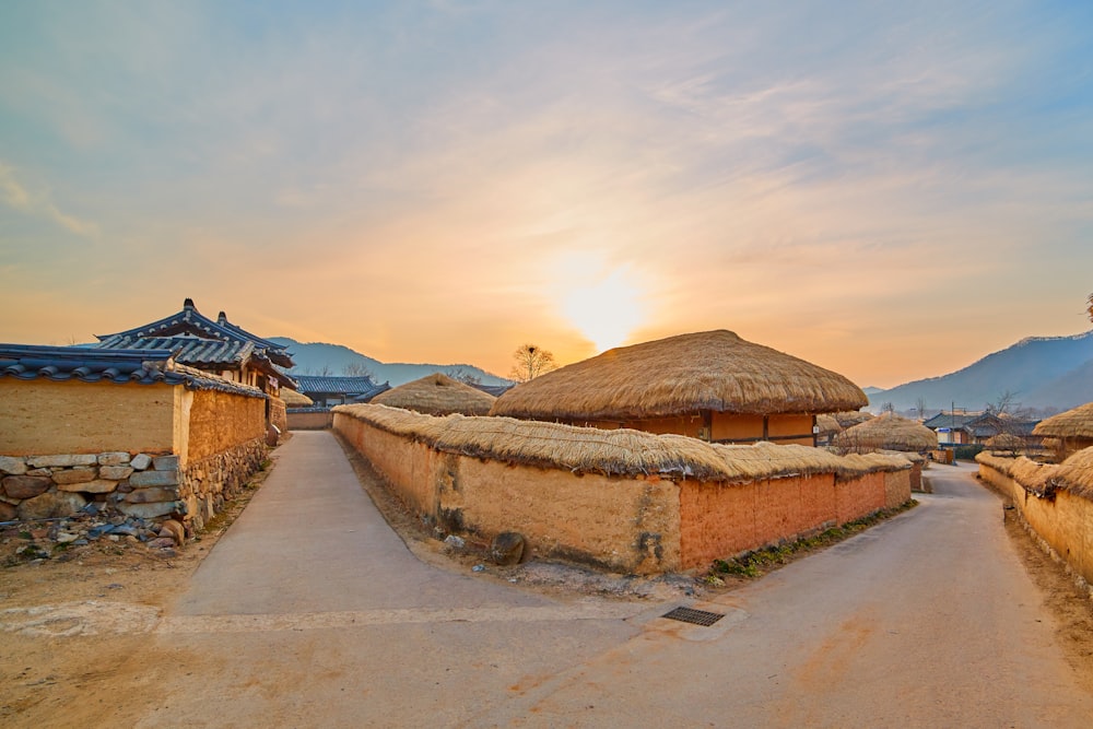 Paysage de maisons de village au crépuscule