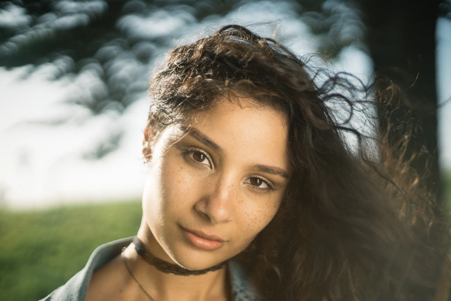 Femme métisse au naturel, avec taches de rousseur et lumière extérieure