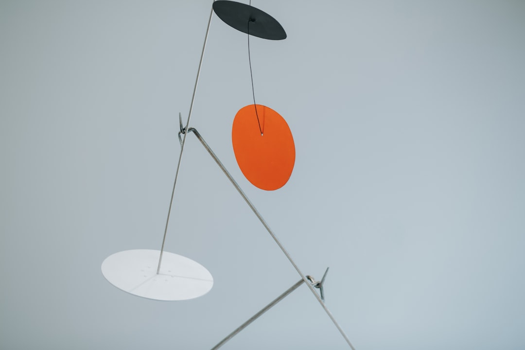 string with decors,