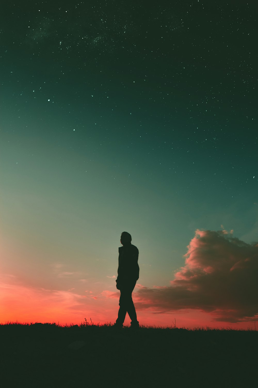 silueta del hombre durante la puesta de sol