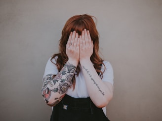 femme rousse tatoué qui se cache femme sombre lunettes onlyfans mym