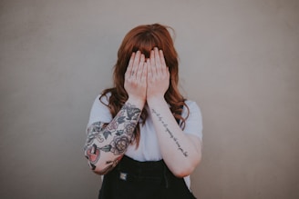 femme rousse tatoué qui se cache femme sombre lunettes onlyfans mym