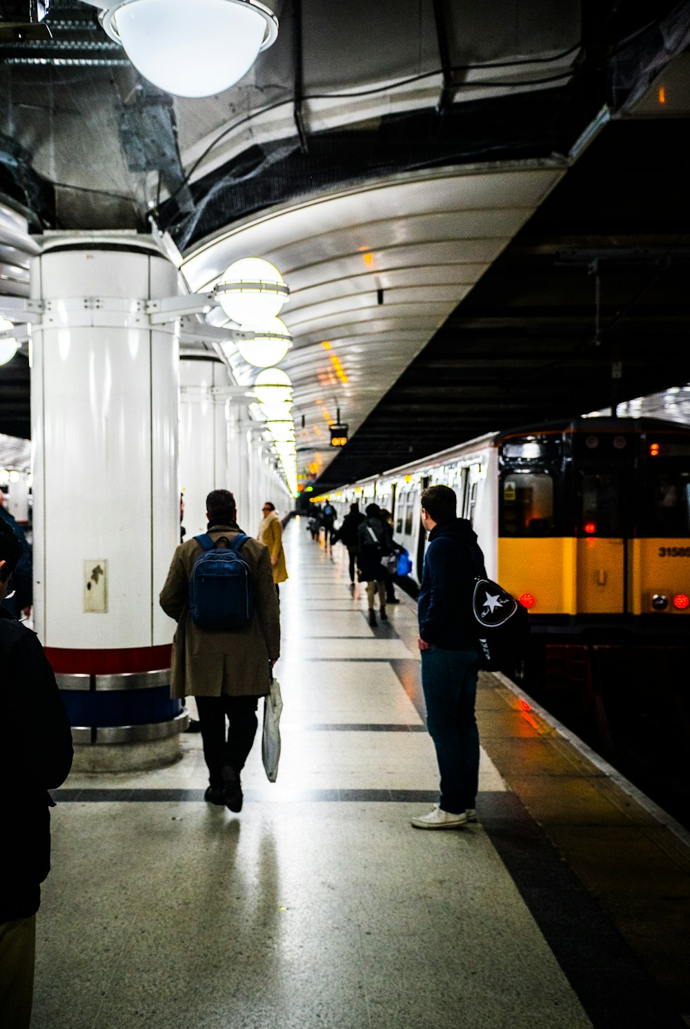 Homme debout sur le terminal ferroviaire