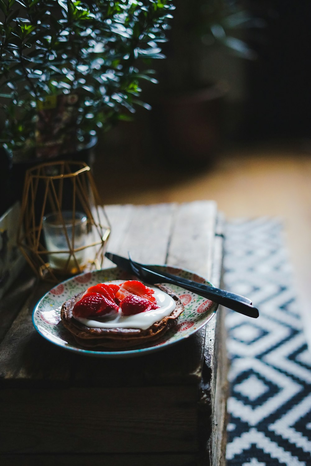Waffel mit Erdbeeren auf dem Teller
