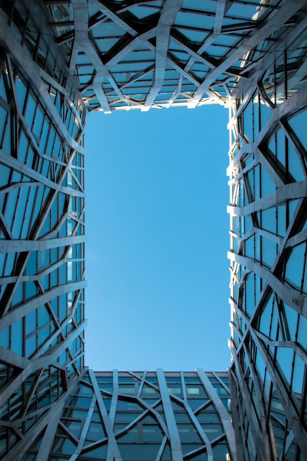 Fotografía de ángulo bajo de un edificio de hormigón gris