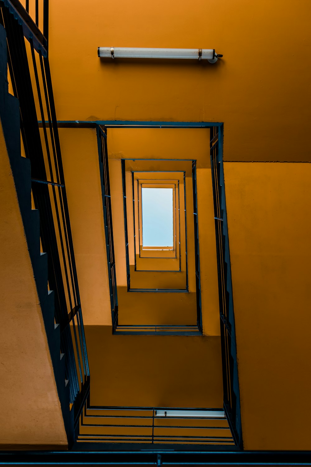 Fotografía de ángulo bajo de escaleras