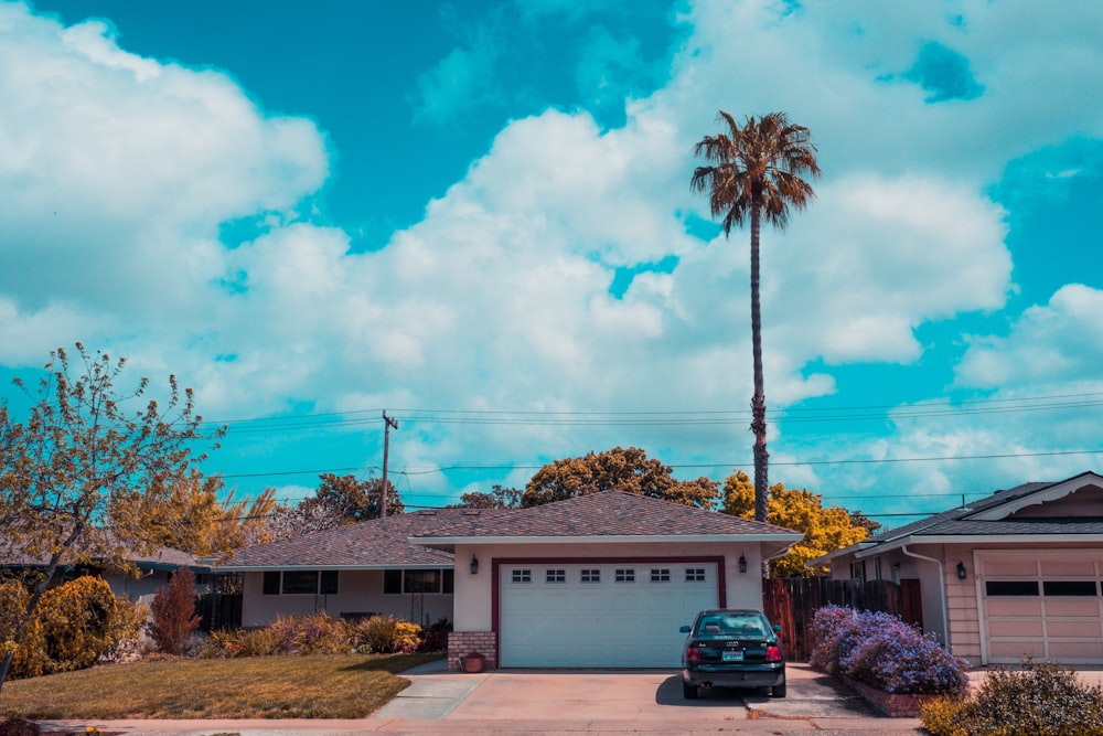 Casa branca e cinza com porta de garagem fechada