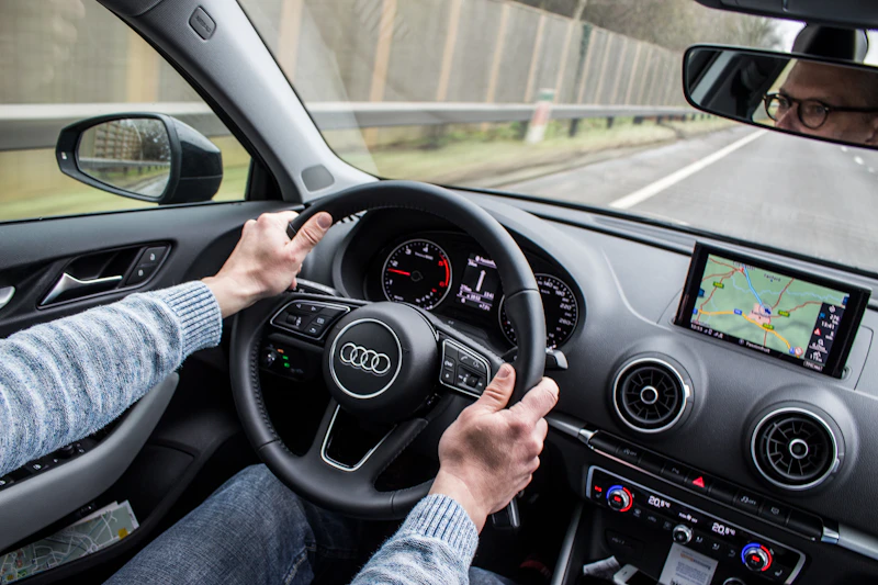Fahrschüler fährt Audi auf der Straße