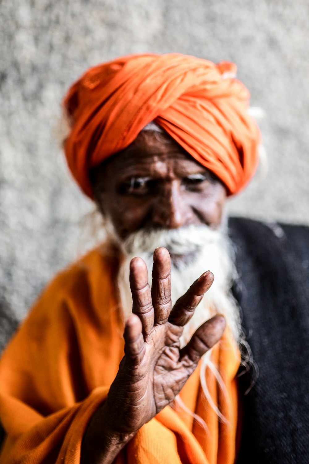 Mann mit orangefarbenem Turban