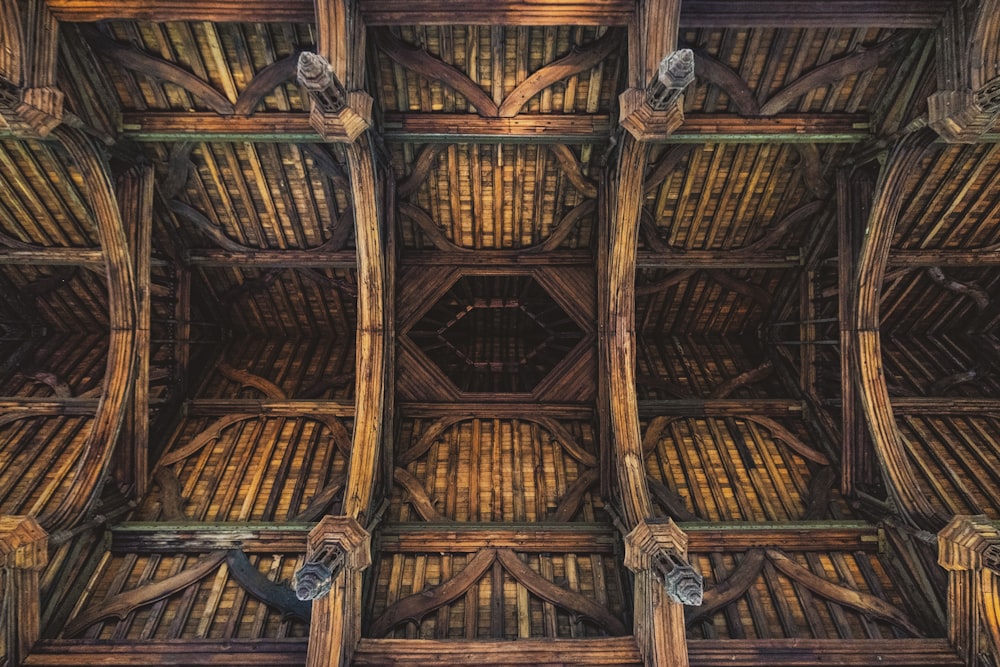 illustration de plafond de bâtiment en bois brun
