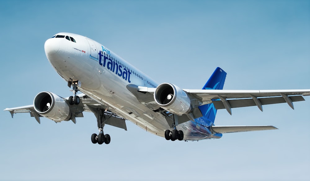 foto de un avión Transat gris y azul