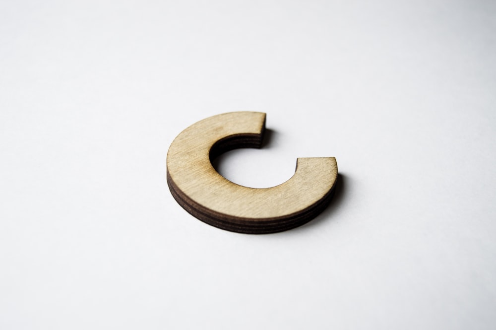 茶色の木製文字Cの装飾