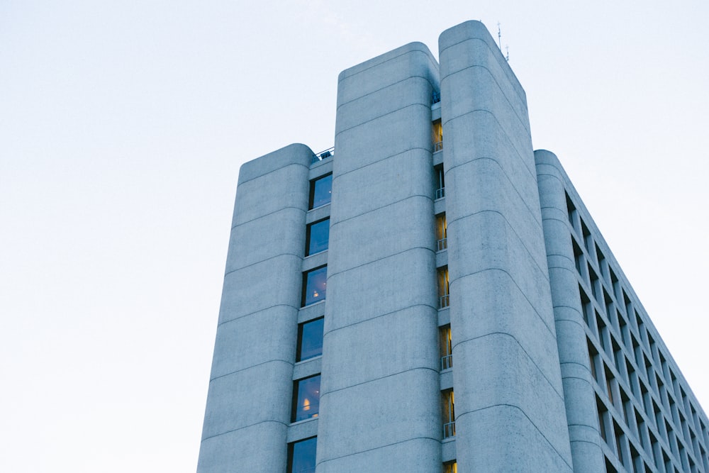 Vista del hombre de un edificio de varios pisos