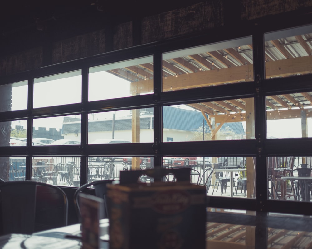 Blick auf ein Restaurant durch ein Fenster