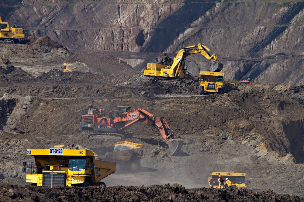 fotografia de escavadeiras na área de mineração