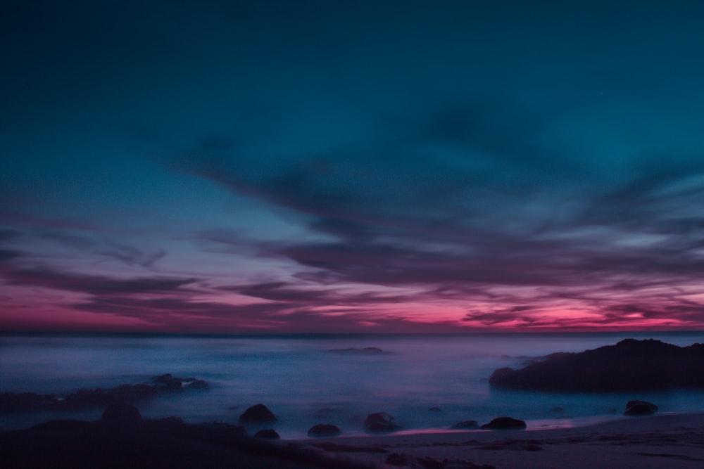 plan d’eau avec des nuages