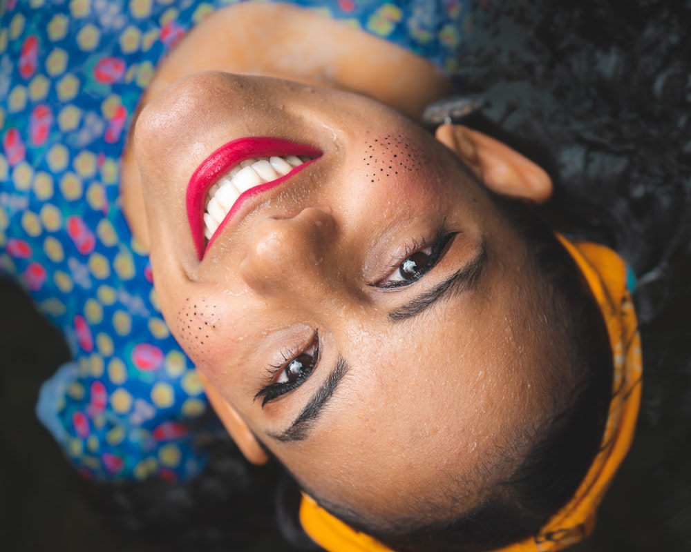 Foto de enfoque superficial de mujer sonriendo