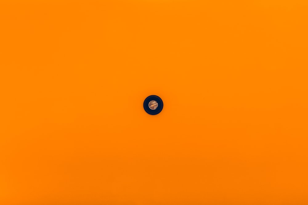 ein orangefarbener Hintergrund mit einem schwarzen Kreis in der Mitte