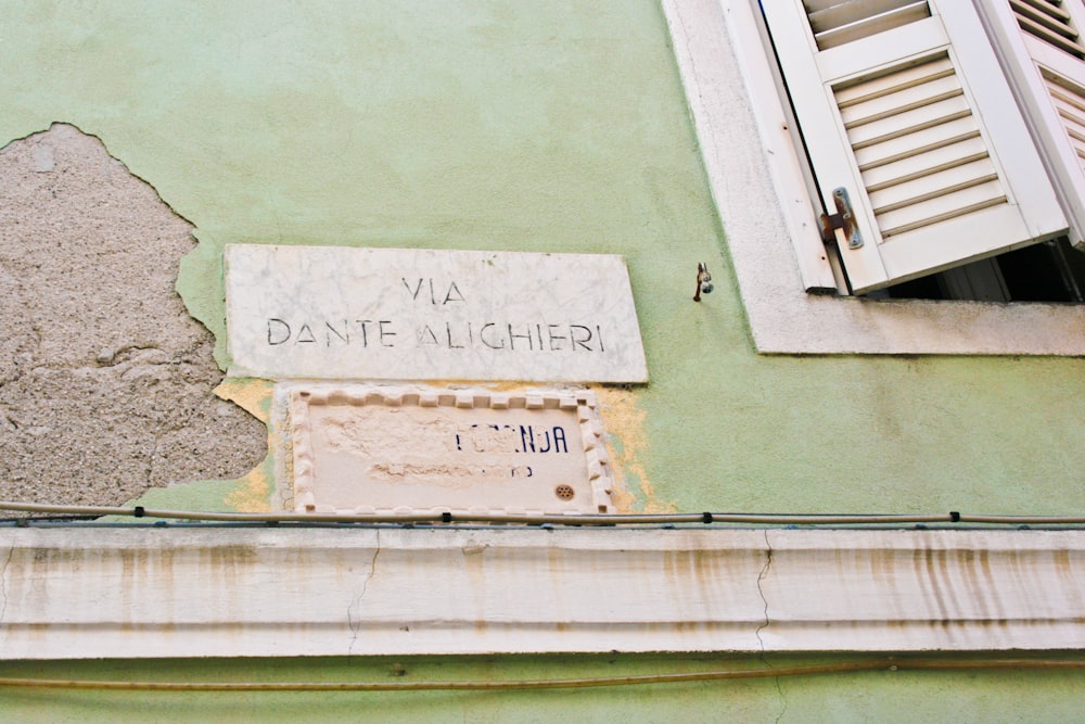 photo of Via Dante signage