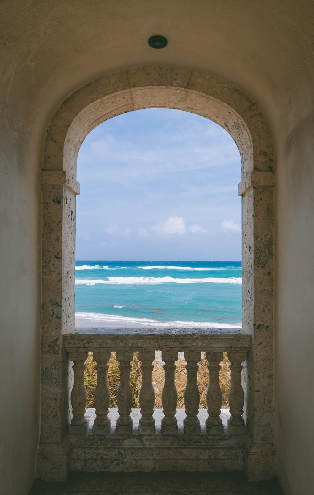 un balcon avec vue sur l’océan