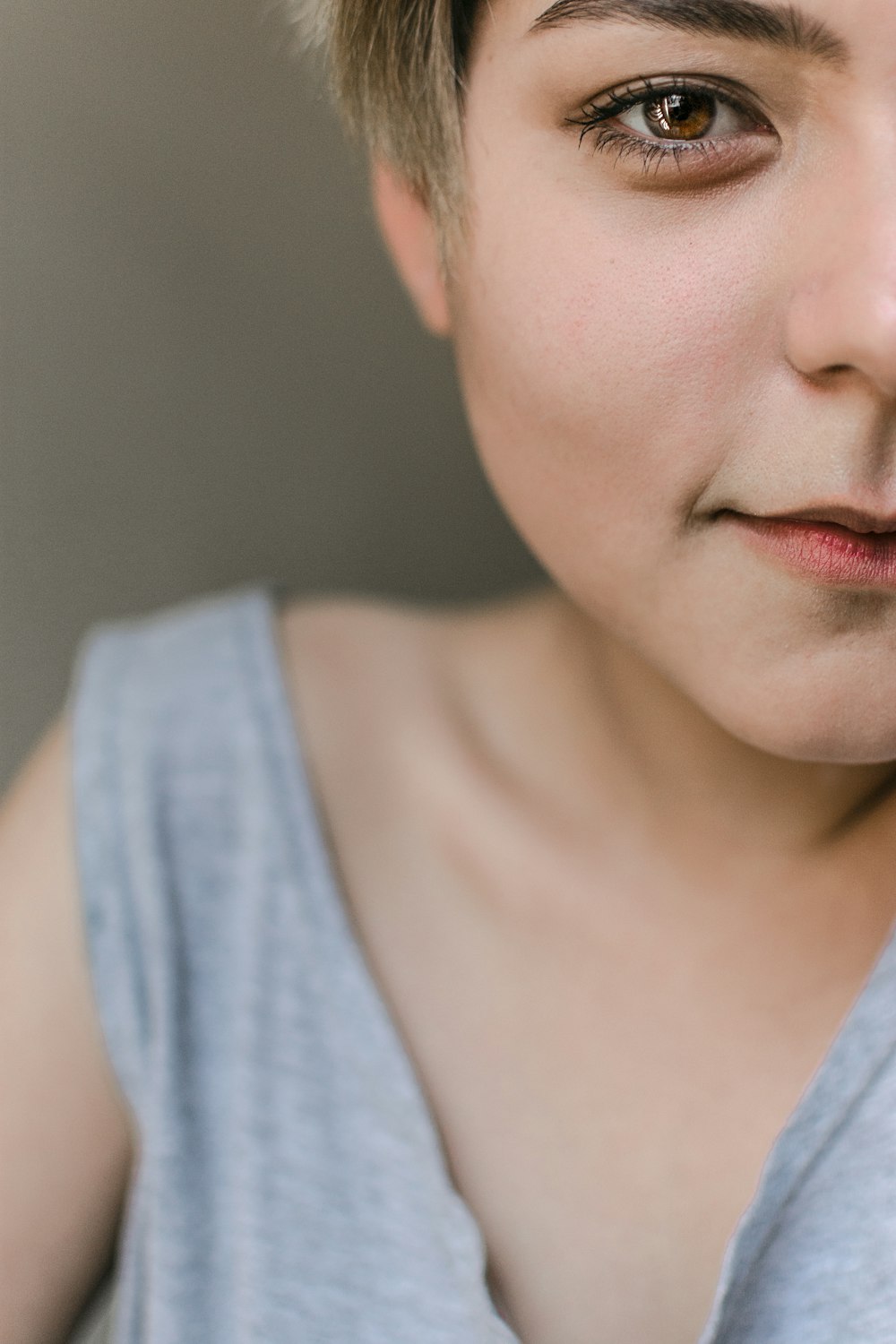 woman wearing gray tank top