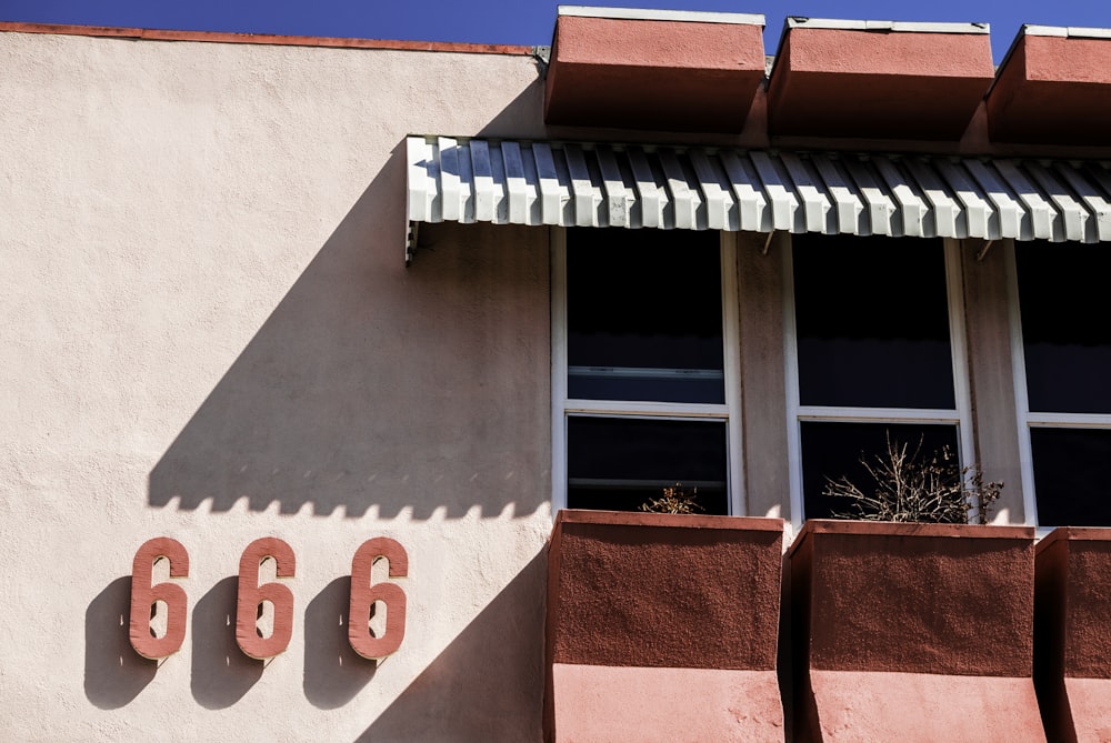 666 Edificio de la tienda impresa